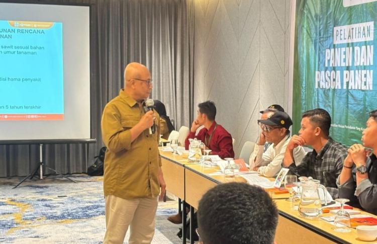 Tingkatkan Produksi, Petani Sawit di Kalteng Dapat Pelatihan Panen, Sarpras, dan Teknis Pemetaan