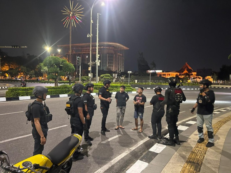 Berbahaya, Tim Raga Polresta Pekanbaru Tertibkan Tren Berfoto di Persimpangan Jalan
