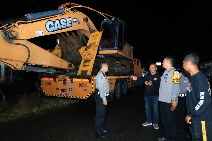 Bantu Pemulihan Banjir di Agam, Polda Riau Kirim Tiga Unit Alat Berat