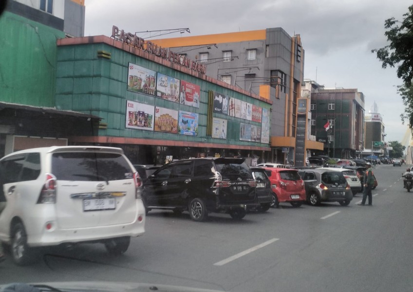 Warga Keluhkan Parkir Depan Pasar Buah, Makan Badan Jalan dan Berpotensi Menimbulkan Kecelakaan