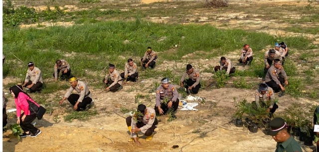 Hijaukan Pelalawan,  Polres Tanam 3.200 Batang Pohon Penghijauan