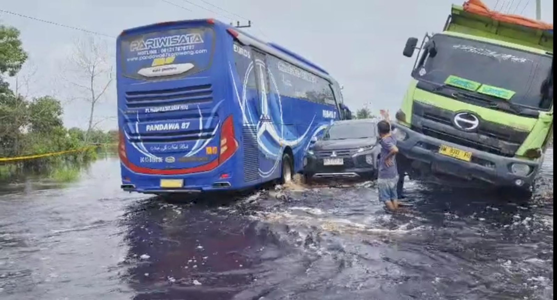 Mau Aman Melintas di Jalan Lintas Timur, Harus Ikuti Arahan Petugas
