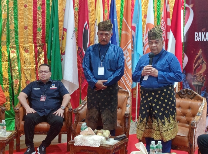Gunakan Tanjak Bercorak Emas, Edy Natar-Dastriani Bibra Daftar Pilwako Pekanbaru 2024 : Menangkan