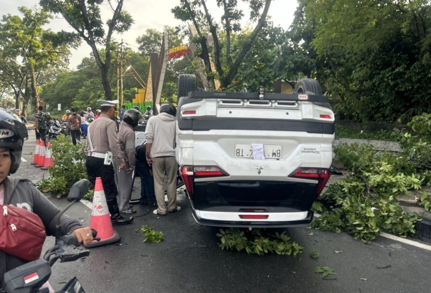 Pagi Kelabu bagi Khairul, Mobil yang Dikemudikannya Terbalik Usai Hantam Brio dan Dua Batang Pohon