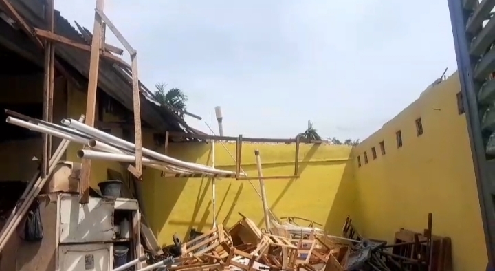 Puting Beliung Luluh Lantakan Belasan Rumah Warga di Kecamatan Tenayan Raya