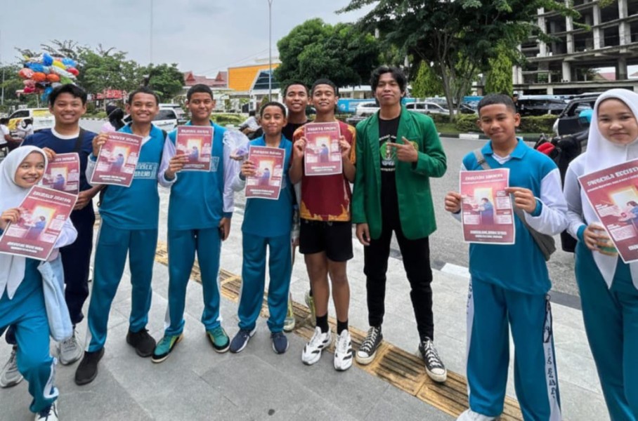 Beri Edukasi, Mahasiswa Umri Sebar Brosur Bahaya Radikalisme di Lokasi CFD
