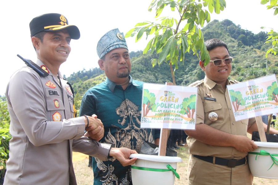 Kapolres Rohul Hijaukan Bukit Suligi