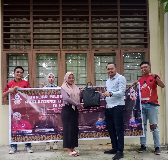 Sisir Anak Rantau yang Lagi Belajar di Perguruan Tinggi Pekanbaru, Relawan Effendi Sianipar Salurkan Sembako