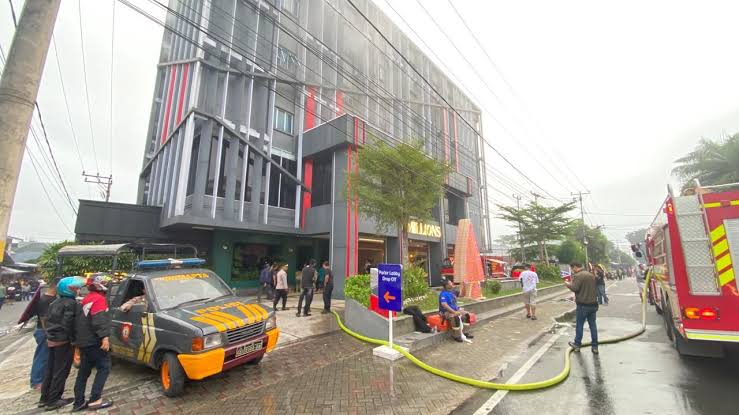 Hotel New Hollywood Pekanbaru Terbakar, Satu Orang Meninggal, Belasan Orang Dirawat di Rumah Sakit