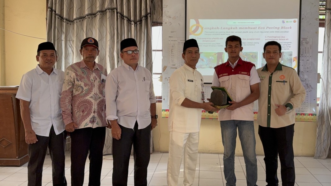 Mahasiswa FISIP Unri Sulap Limbah Plastik Menjadi Eco Paving Block di Muara Fajar Timur