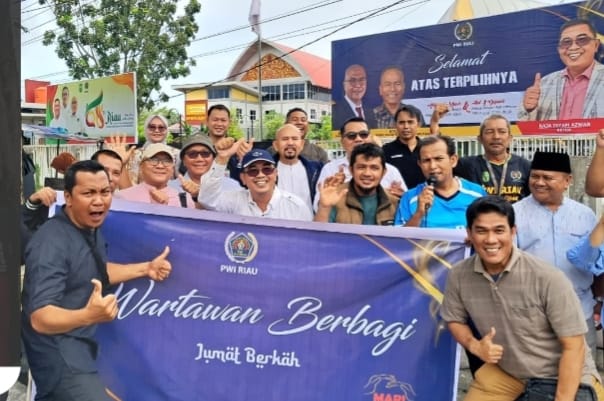 Jumat Berkah, PWI Riau Bagikan 600 Nasi Bungkus untuk Pengendara Motor