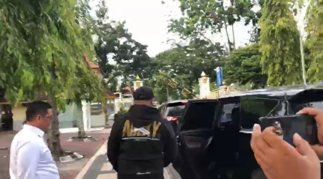 Lima Jam Lakukan Penggeledahan, KPK Bawa Sekdaprov Riau dan Kabag Protokol
