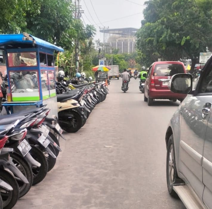Parkir Liar di Jalan Ahmad Yani Bikin Macet, Warga Kesal