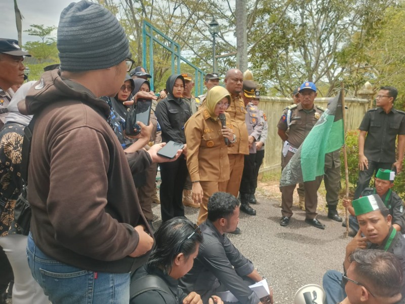 Pertanyakan Dana PKH, Ratusan Mahasiswa Demo Kantor Bupati Siak