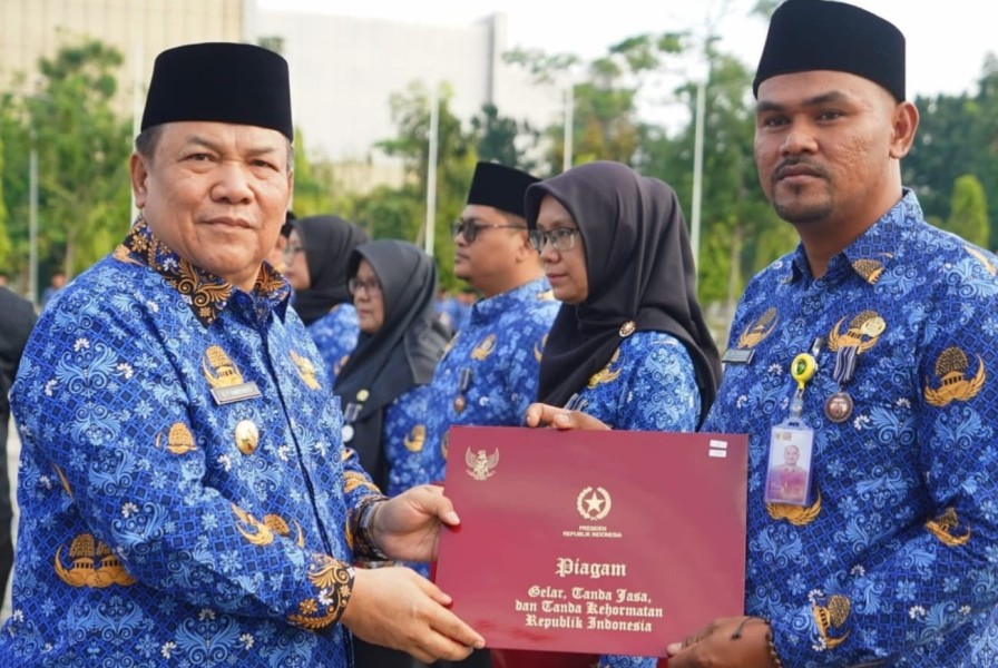 Peringati Hari Kopri, 308 ASN Riau Terima Satya Lencana Karya Satya