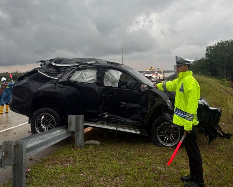 Diduga Kecepatan Tinggi, Mobil Mewah Kecelakaan Tunggal di Tol Bangkinang