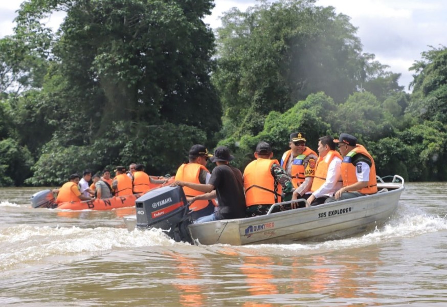 Kapolres Pimpin Patroli Pantau Kenaikan Debit Air Sungai Kampar