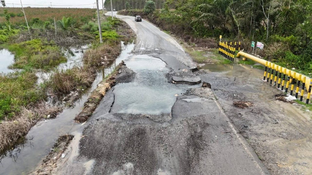 Menjadi Urat Nadi, Jalan Utama Sungai Mandau-Perawang Malah Hancur