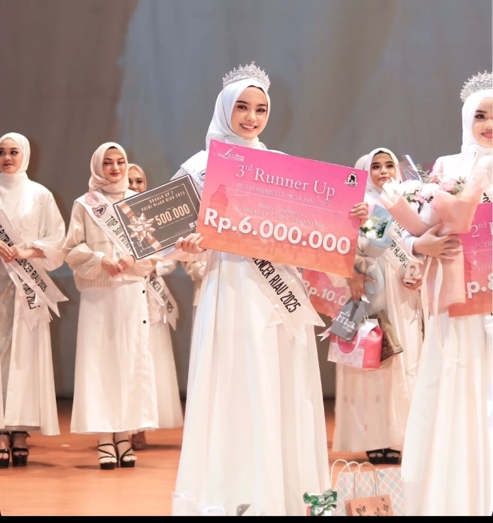 Dari Layar ke Panggung, Selly Pebriani Raih Prestasi di 3rd Runner Up Putri Hijabfluencer Riau 2025
